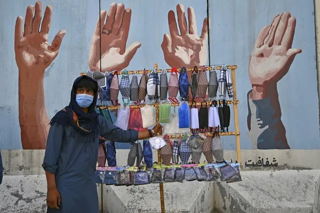 A street vendor selling facemasks wait for customers in Kabul June 18, 2020. Early optimism that South Asia might have dodged the worst ravages of the coronavirus pandemic has disappeared as soaring infection rates turn the densely populated region into a global hot spot. After several months trailing the US and western Europe, cases of COVID-19 are surging across South Asia – home to almost a quarter of the world's population – where the virus is wreaking havoc on fragile medical systems and underfunded health agencies are pushed to breaking point. (Photo by Wakil Kohsar/AFP Photo)