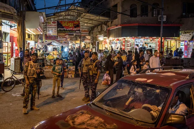 Security forces patrol outside the busy Prophet Younis market in East Mosul on November 5, 2017 in Mosul, Iraq. (Photo by Chris McGrath/Getty Images)