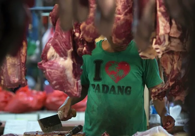 A butcher prepares beef for sale at a traditional market in Jakarta, Indonesia May 4, 2015.  Annual inflation in Indonesia picked up to 6.79 percent in April due to rising food prices, the statistics bureau said on Monday.
REUTERS/Nyimas Laula