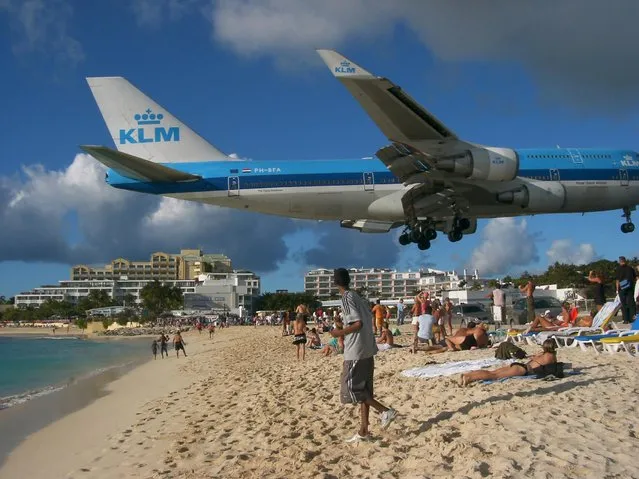 Netherlands Antilles Sint Maarten – Boeing 747-400 of KLM in approach for the “Princess Juliana” airport on July 2, 2002. (Photo by LUPOO/Ullstein Bild via Getty Images)