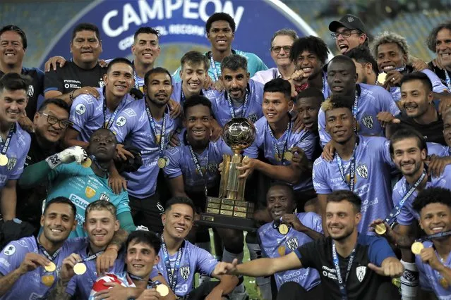 Players of Ecuador's Independiente del Valle celebrate with the trophy after winning the Recopa Sudamericana final soccer match against Brazil's Flamengo at Maracana stadium, in Rio de Janeiro, Brazil, Tuesday, February 28, 2023. (Photo by Bruna Prado/AP Photo)