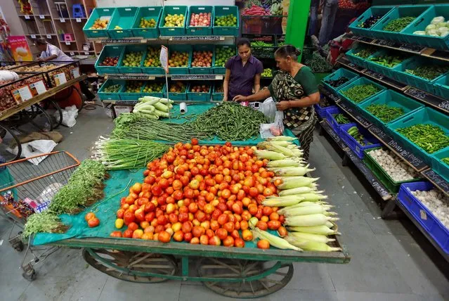 A woman buys vegetables at a food superstore in Ahmedabad, India October 13, 2016. (Photo by Amit Dave/Reuters)