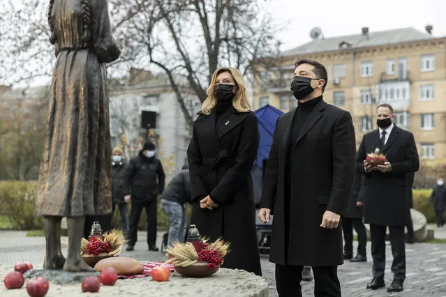 Ukrainian President Volodymyr Zelenskiy and his wife Olena visit a monument for Holodomor victims during a commemoration ceremony marking the 87th anniversary of the famine of 1932-33, in which millions died of hunger, in Kyiv, Ukraine, Saturday November 28, 2020. (Photo by Ukrainian Presidential Press Office via AP Photo)