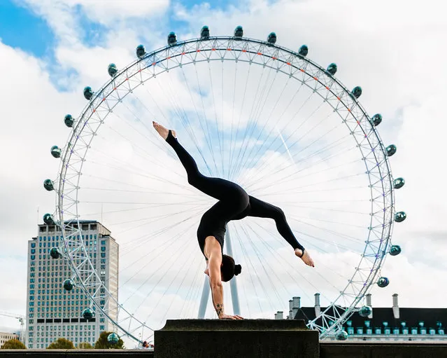Yoga in front of the London Eye, London. (Photo by Kristina Kashtanova/Caters News)