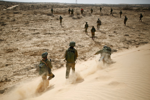 Israeli soldiers from the Desert Reconnaissance battalion take part in a drill near Kissufim in southern Israel November 29, 2016. (Photo by Amir Cohen/Reuters)