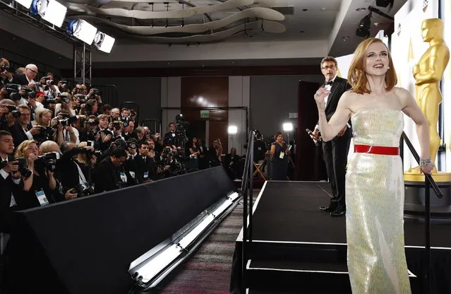 Presenter Nicole Kidman walks offstage as director Pawel Pawlikowski holds his Oscar for best foreign language film for “Ida” during the 87th Academy Awards in Hollywood, California February 22, 2015. (Photo by Lucy Nicholson/Reuters)