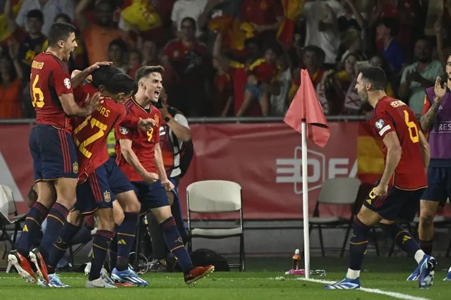 Spain's forward #07 Alvaro Morata celebrates with teammates scoring his team's first goal during the EURO 2024 first round group A qualifying football match between Spain and Scotland at the La Cartuja stadium in Seville on October 12, 2023. (Photo by Javier Soriano/AFP Photo)