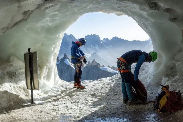 Alpinists prepare for a mountain race at the Aiguille du Midi during a heatwave in the Mont-Blanc region in Chamonix, France on August 23, 2023. (Photo by Denis Balibouse/Reuters)