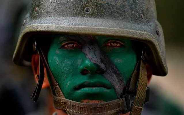 A member of the National Guard takes part in military exercises to activate the integral defense entities of Miranda State, in the framework of Operation Sovereignty and Peace 2019, at the National Guard School “Ramo Verde” in Caracas, Venezuela, on September 16, 2019. During the operation, civil forces and the Bolivarian militia learn about military tactics from the Bolivarian National Guard in order to have a rapid response in case of protests or a foreign military intervention in Venezuela. (Photo by Matias Delacroix/AFP Photo)