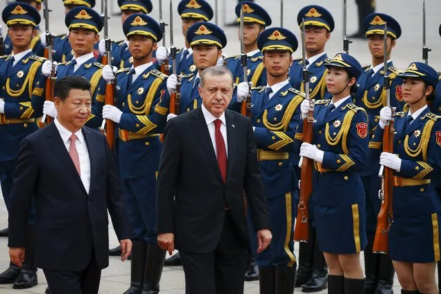 Turkey's President Tayyip Erdogan (R) and his Chinese counterpart Xi Jinping inspect honour guards during a welcoming ceremony outside the Great Hall of the People in Beijing July 29, 2015. (Photo by Damir Sagolj/Reuters)
