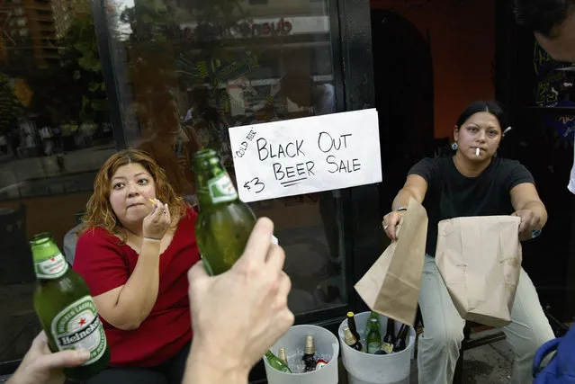 People sell beer on the street  during a massive blackout August 14, 2003 in New York City. Officials from the Department of Homeland Security said there were no indications that terrorists were responsible for the blackout that has also affected Ohio, and Canada. (Photo by Spencer Platt/Getty Images)