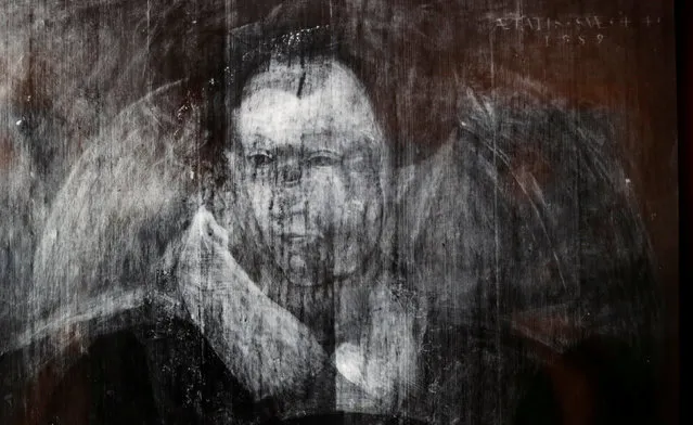 An unfinished portrait of a woman, thought to be Mary Queen of Scots, and a portrait of John Maitland, are displayed at the Scottish National Portrait Gallery during a media view, in Edinburgh, Scotland October 27, 2017. Conservator Caroline Rae discovered the unfinished portrait hidden beneath the painting of Maitland, using X-rays during a research project conducted at the National Galleries of Scotland (NGS) and the Courtauld Institute of Art. (Photo by Russell Cheyne/Reuters)