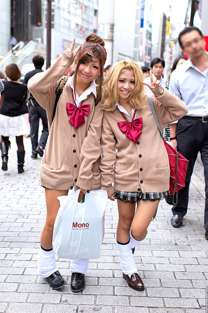 Kogal Style, Shibuya. These friendly Japanese girls are doing their part to keep the kogal style alive. Been seeing less full-on gals lately in Shibuya, so always happy to see girls like this supporting the culture. (Tokyo Fashion)