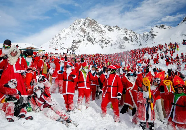 People dressed as Santa Claus enjoy the snow during the Saint Nicholas Day at the Alpine ski resort of Verbier, Switzerland, December 2, 2017. (Photo by Denis Balibouse/Reuters)