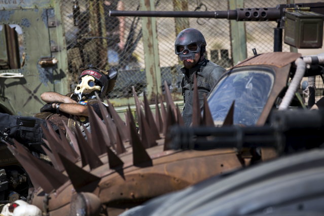 Enthusiasts wearing costumes are pictured during Wasteland Weekend event in California City, California September 26, 2015. (Photo by Mario Anzuoni/Reuters)