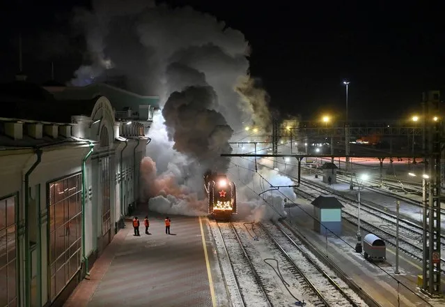 A view shows a steam train of Father Frost, the Russian equivalent of Santa Claus, and Snow Maiden, which travels all over the country ahead of the New Year and Christmas season, upon its arrival at a railway station in Omsk, Russia on November 27, 2022. (Photo by Alexey Malgavko/Reuters)