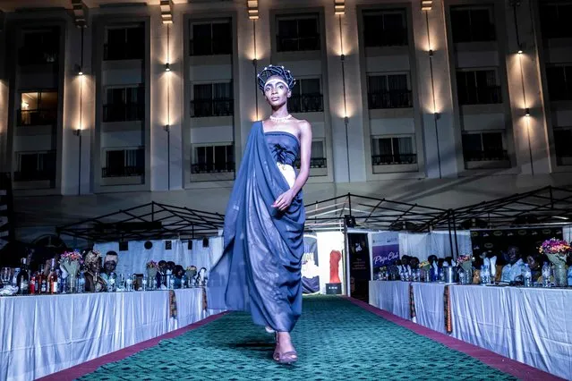 A model wearing a creation made by Nganzi Samba-Panza, a Central African designer who lives in Rwanda and has a the brand “O'poma design”, walks on the catwalk during the first Central African Fashion Week at the Ledger Hotel in Bangui, December 18, 2022. (Photo by Barbara Debout/AFP Photo)