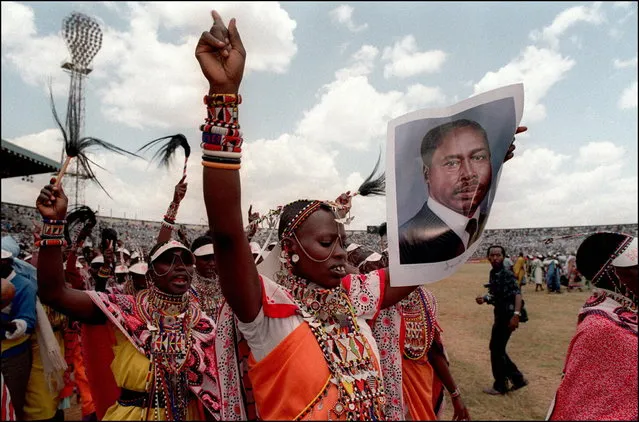Massi supporters of Kenya's President Daniel Arap Moi shown in a picture dated 9 October 1992 in Nairobi as they sing and dance with photos of Moi wich marks the 14th anniversary of his coming to power. (Photo by Alexander Joe/AFP Photo)