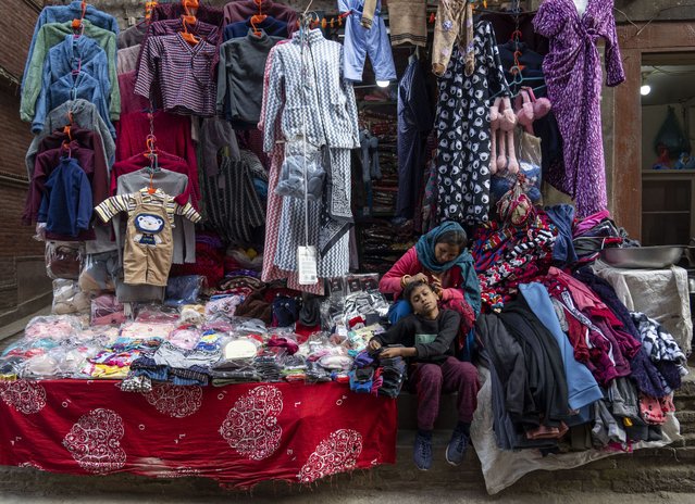 A woman inspects her son's hair for lice in Bhaktapur, Nepal, Tuesday, November 26, 2024. (Photo by Niranjan Shrestha/AP Photo)