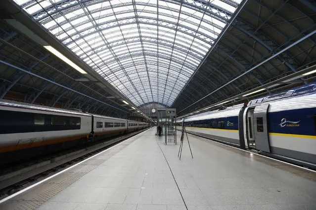 A new Eurostar e320 train (R) is parked alongside a current train at St Pancras station in central London, November 13, 2014. (Photo by Andrew Winning/Reuters)
