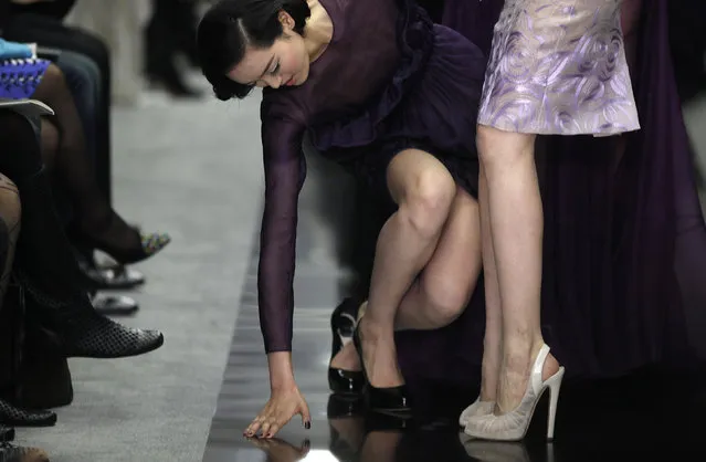 A model stumbles while presenting a creation by designer Bill Gaytten as part of his Spring/Summer 2012 collection for French fashion house Dior in Shanghai, April 14, 2012. (Photo by Reuters/China Stringer Network)