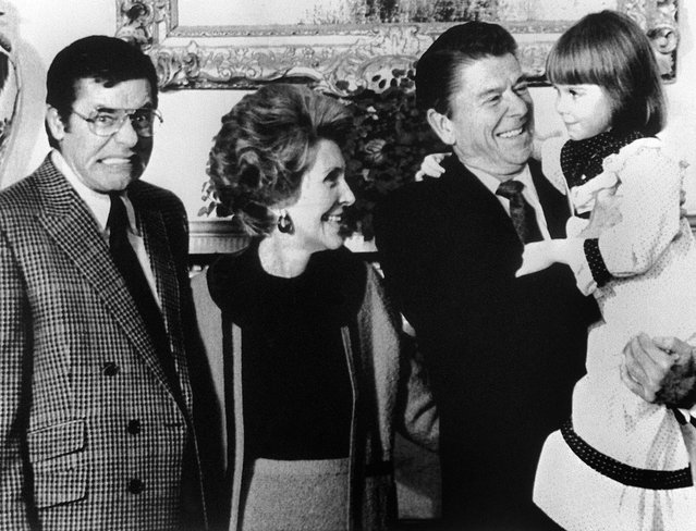US actor Jerry Lewis makes a face on March 16, 1981, as President Ronald Reagan and his wife Nancy Reagan receive Christi Bartlett, 5, suffering from muscular distrophy, in Washington. (Photo by Don Rypka/AFP Photo)