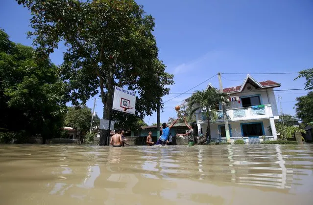 Residents play basketball while wading through floodwaters a week after typhoon Koppu battered Calumpit town, Bulacan province, north of Manila October 24, 2015. (Photo by Romeo Ranoco/Reuters)