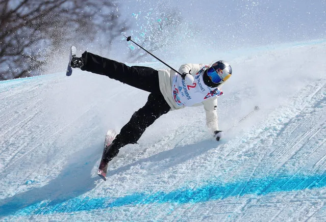 France’s Tess Ledeux takes a tumble at the freestyle skiing world championships in Bakuriani, Georgia on February 28, 2023. (Photo by Irakli Gedenidze/Reuters)