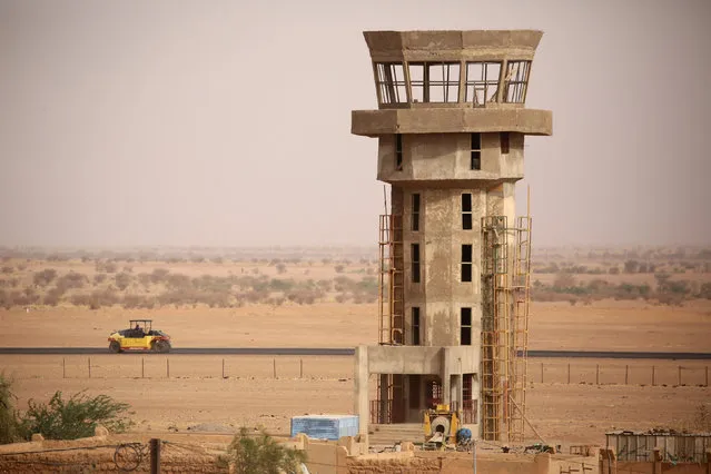 A vehicle drives past an air traffic control tower under construction at the airport in Agadez, Niger, May 5, 2016. (Photo by Joe Penney/Reuters)