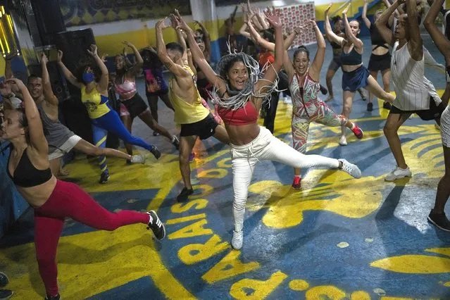 Foreigners and Brazilians practice with the Paraiso de Tuiuti samba school in Rio de Janeiro, Brazil, Thursday, February 3, 2022. Many of foreign students will return home without participating in the official Carnival parade after it was postponed to late April, instead of late Feb, due to a rise in COVID-19 infections. (Photo by Silvia Izquierdo/AP Photo)