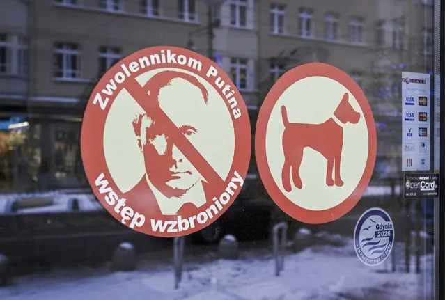 A sign with the face of Russian President Vladimir Putin, reading “Entrance forbidden to Putin's supporters”, is seen on the door of Smal Ukraine restaurant in Gdynia, December 31, 2014. (Photo by Dominik Sadowski/Reuters/Agencja Gazeta)