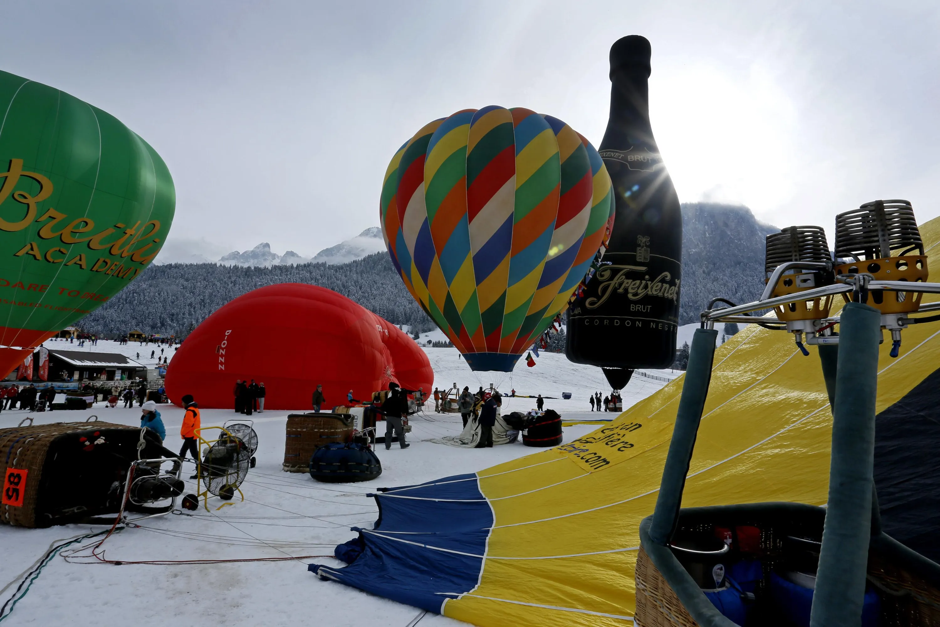 24 развлечения. Фестиваль воздушных шаров в Швейцарии. Воздушные шары необычной формы. Шар в Швейцарии. Необычные формы воздушных шаров.