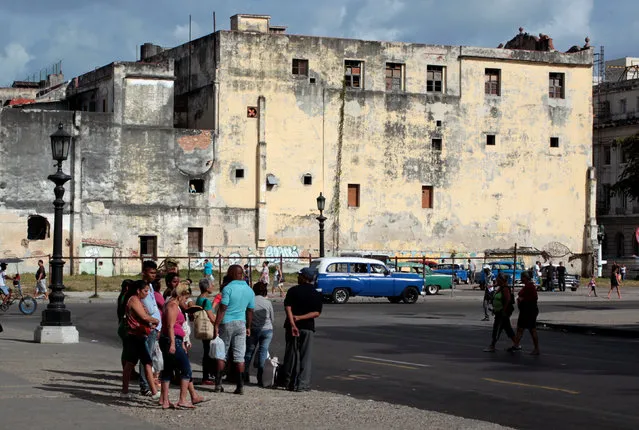People are seen along a street in Havana, Cuba, November 26, 2016. (Photo by Reuters/Stringer)