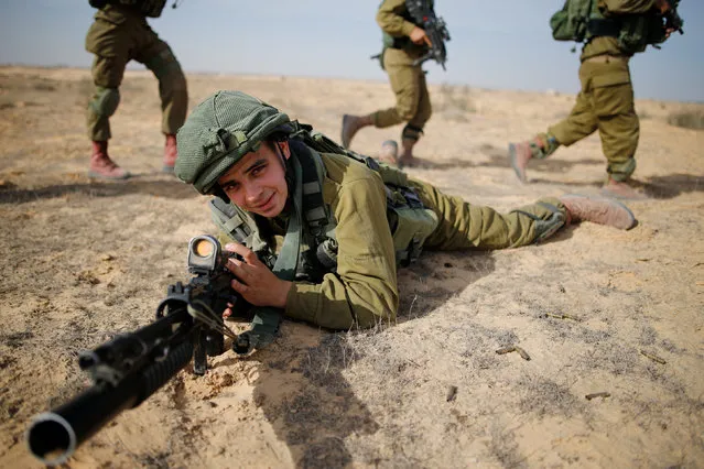 Saleh Khalil, 20, an Israeli Arab soldier from the Desert Reconnaissance battalion takes part in a drill near Kissufim  in southern Israel November 29, 2016. (Photo by Amir Cohen/Reuters)