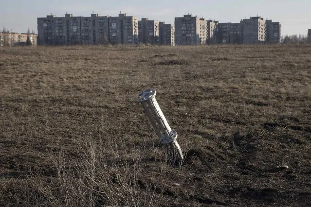 An emptied cluster munitions container is seen stuck in the ground outside apartment blocks in the town of Yenakiieve February 23, 2015. Kiev accused pro-Russian rebels of opening fire with rockets and artillery at villages in southeastern Ukraine on Monday, all but burying a week-old European-brokered ceasefire deal.      REUTERS/Baz Ratner(UKRAINE - Tags: POLITICS CIVIL UNREST CONFLICT MILITARY TPX IMAGES OF THE DAY)