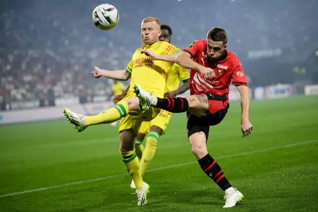 Rennes' French defender #03 Adrien Truffert (R) fights for the ball with Nantes' French midfielder #25 Florent Mollet during the French L1 football match between Stade Rennais and FC Nantes at the Roazhon Park stadium in Rennes, western France, on October 1, 2023. (Photo by Loic Venance/AFP Photo)