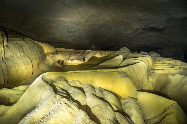 The Giant Gour in the Oxbow area of the cave is 60 meters long and is probably one of the world's largest rimstone basins. The pool is filled with water during the wet season. The rims of basins like this grow taller each year as calcite precipitates from cave water as it flows faster over protrusions on March 2015 at Tham Khoun Ex, Laos. (Photo by John Spies/Barcroft Media/ABACAPress)