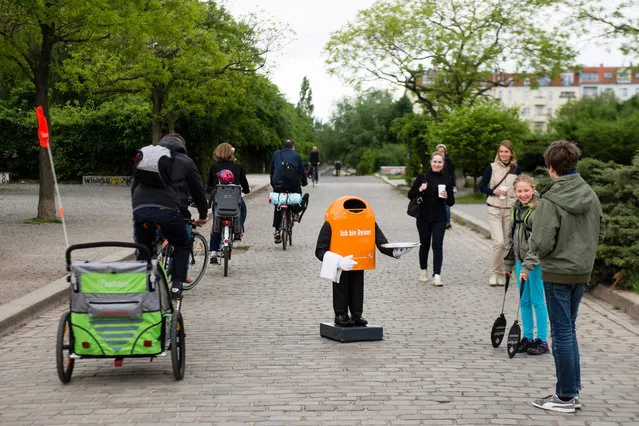 The waste robot “Reiner” drives through the Mauerpark and collects waste in Berlin, Germany, 14 May 2015. (Photo by Gregor Fischer/EPA)