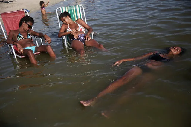 Women relax at an artificial pond known as piscinao, or big pool, in the northern suburbs of Rio de Janeiro, Brazil, January 8, 2017. (Photo by Nacho Doce/Reuters)