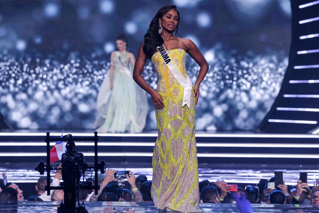 Miss Panama, Brenda Smith, presents herself on stage during the preliminary stage of the 70th Miss Universe beauty pageant in Israel's southern Red Sea coastal city of Eilat on December 10, 2021. (Photo by Menahem Kahana/AFP Photo)