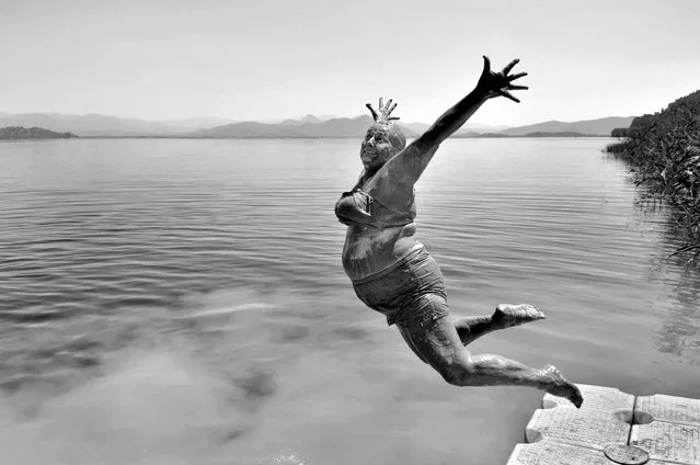 “I was in Fethiye Turkey last summer for work. A woman wanted me to take her photo when she was in the air. I captured her in the air jumping into the lake after coming out of the mud bath with the smile on her face. She seemed to prove how insignificant her age was, she was the hero of the day ”. (Photo and caption by Alpay Erdem/2014 Sony World Photography Awards)