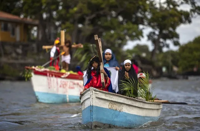 Catholic faithful take part in the aquatic re-enactment of the Way of the Cross on Lake Cocibolca, or Lake Nicaragua, in Granada, some 48 km southeast of Managua, on March 29, 2021, amid Holy Week celebrations. (Photo by Inti Ocon/AFP Photo)