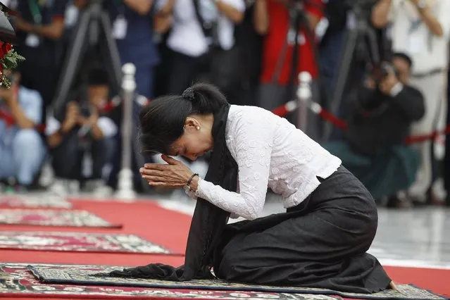 Myanmar's pro-democracy leader Aung San Suu Kyi prays as she attends an event marking the anniversary of Martyrs' Day at the Martyrs' Mausoleum in Yangon July 19, 2015. (Photo by Soe Zeya Tun/Reuters)