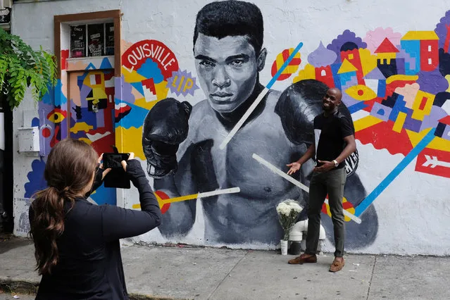 A man has his photograph taken near a makeshift memorial to the late Muhammad Ali in New York, U.S., June 4, 2016. (Photo by Lucas Jackson/Reuters)