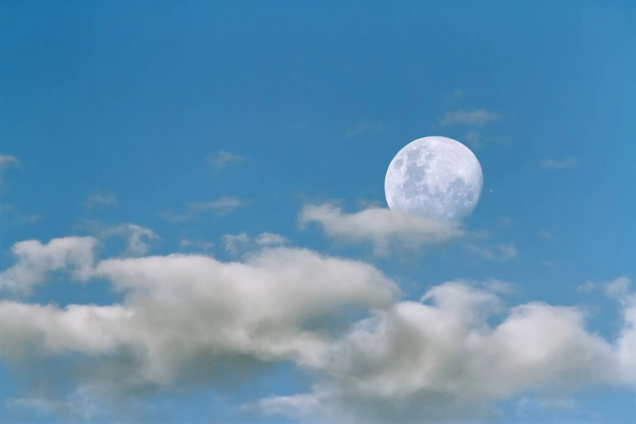 Каким цветом луна на небе. Луна на дневном небе. Луна днем на небе. Дневное и ночное небо. Дневное небо с луной и облаками.