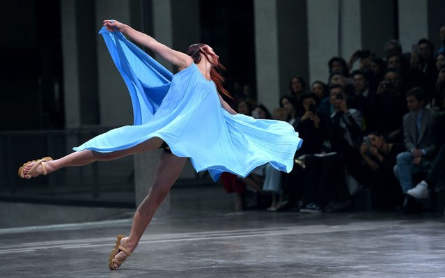 A model floats and dances as she presents a creation by Japanese designer Issey Miyake during the Women's Spring-Summer 2020 Ready-to-Wear collection fashion show, in Paris on September 27, 2019. (Photo by Christophe Archambault/AFP Photo)