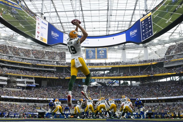 Green Bay Packers punter Daniel Whelan (19) grabs a high snap during the first half of an NFL football game against the Los Angeles Rams, Sunday, October 6, 2024, in Inglewood, Calif. (Photo by Gregory Bull/AP Photo)