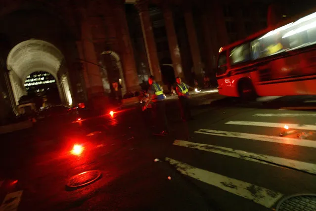 Police direct traffic with the aid of flares on August 14, 2003 during a power outage in New york City. Power went out across the East Coast in the United States Thursday afternoon. (Photo by Spencer Platt/Getty Images)