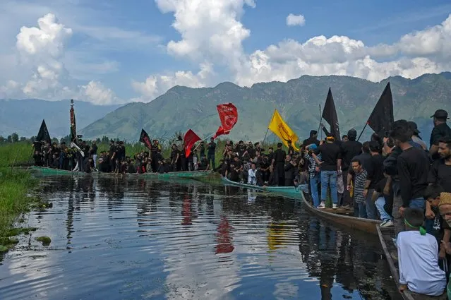 Shiite Muslim mourners participate in a Muharram procession on the ninth day of Ashura in the interiors of Dal Lake in Srinagar on August 8, 2022. Ashura is a period of mourning in remembrance of the seventh-century martyrdom of Prophet Mohammad's grandson Imam Hussein, who was killed in the battle of Karbala in modern-day Iraq, in 680 AD. (Photo by Tauseef Mustafa/AFP Photo)