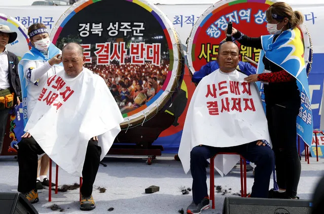 Seongju-gun governor Kim Hang-Gon (3-L) and chairman Bae Jae-Man (2-R) have their heads shaved during a rally against the government's defense policy in front of the Seoul station in Seoul, South Korea, 21 July 2016. Some two thousand Seongju-gun residents arrived in Seoul to strongly protest a unilateral decision of the government to deploy the Terminal High Altitude Area Defense (THAAD) system in their region. South Korea's government announced the pronouncement to deploy the THAAD system in Seongju-gun on 13 July 2016. (Photo by Jeon Heon-Kyun/EPA)